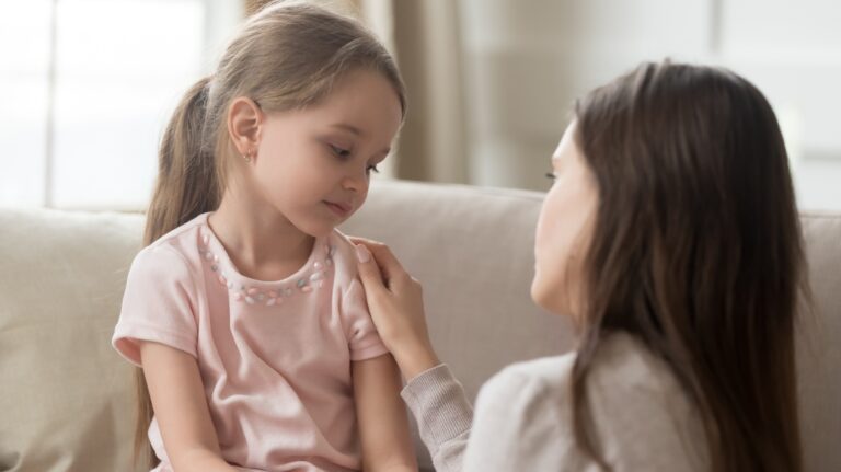 mother is speaking with her little daughter