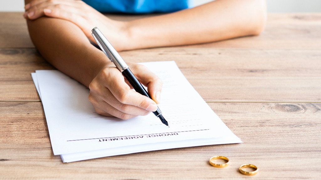 divorce agreement and wedding rings